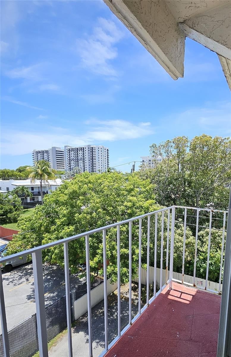 Real estate property located at 2138 6 St #403, Miami-dade, El Paraiso Condo, Miami, FL