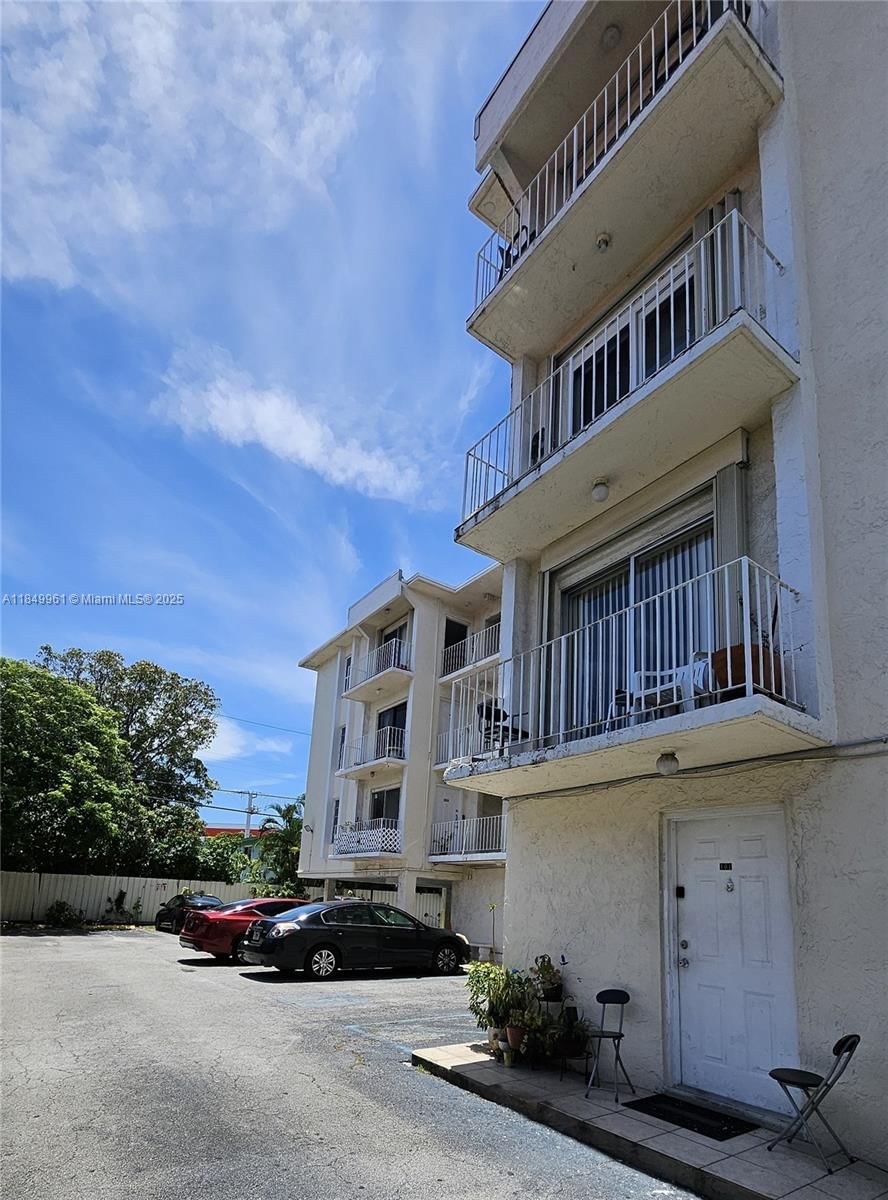 Real estate property located at 2138 6 St #403, Miami-dade, El Paraiso Condo, Miami, FL