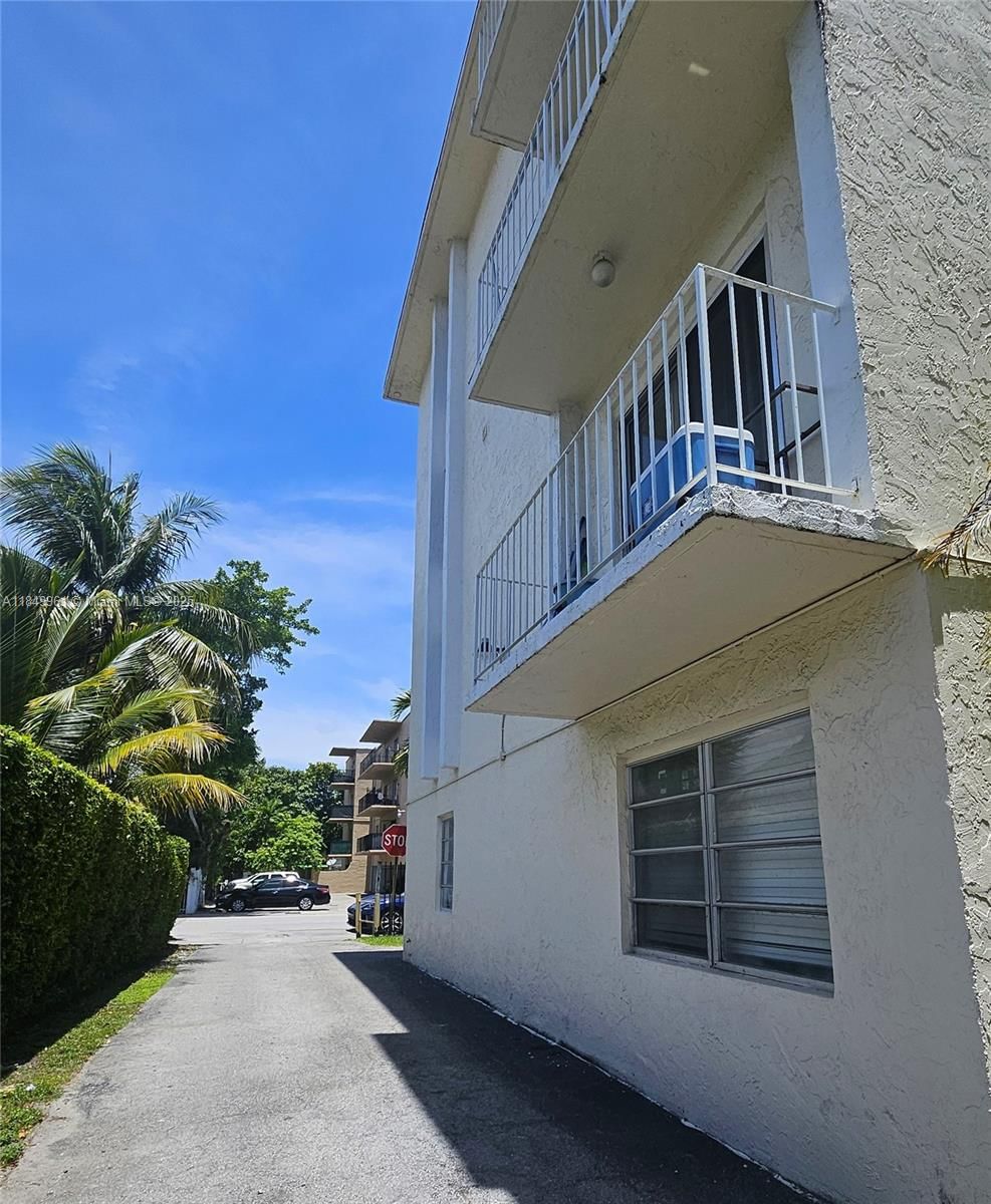 Real estate property located at 2138 6 St #403, Miami-dade, El Paraiso Condo, Miami, FL