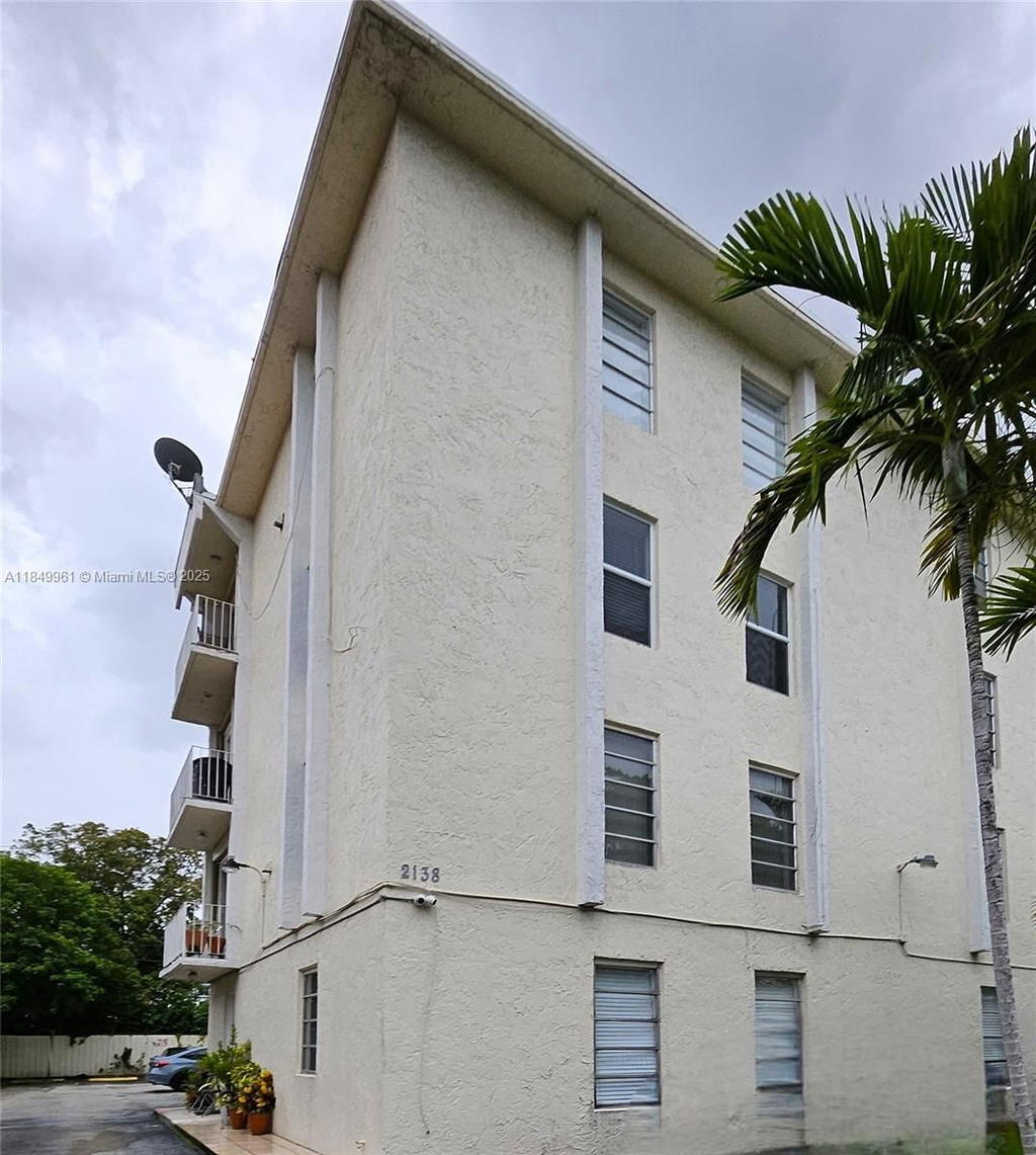 Real estate property located at 2138 6 St #403, Miami-dade, El Paraiso Condo, Miami, FL