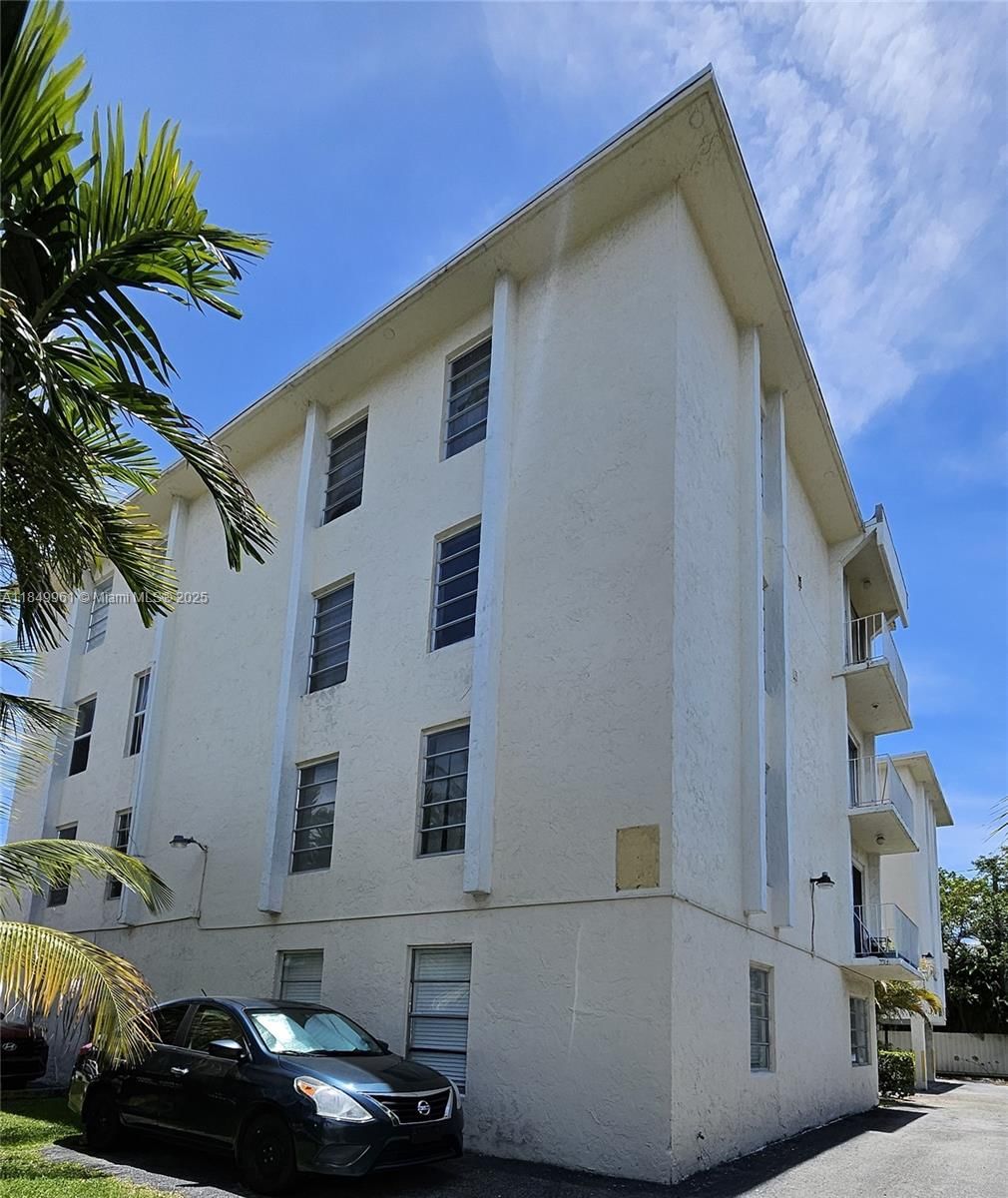 Real estate property located at 2138 6 St #403, Miami-dade, El Paraiso Condo, Miami, FL