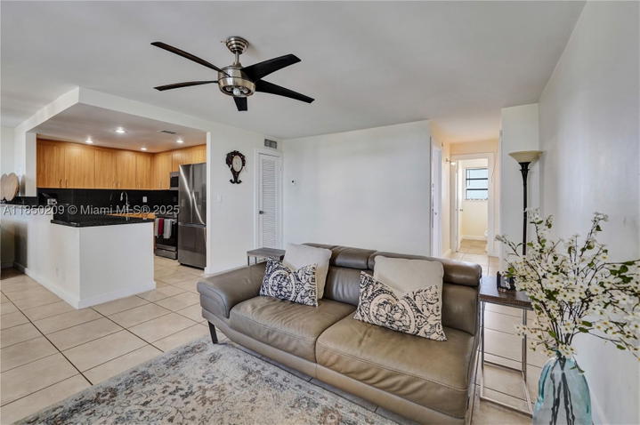 Real estate property located at 1811 Jefferson St #606, Broward, Telstar Condominium Inc, Hollywood, FL