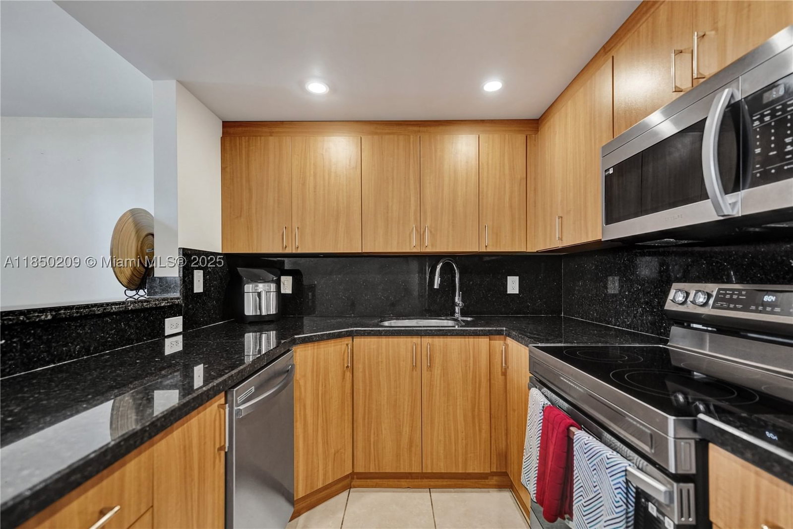 Real estate property located at 1811 Jefferson St #606, Broward, Telstar Condominium Inc, Hollywood, FL