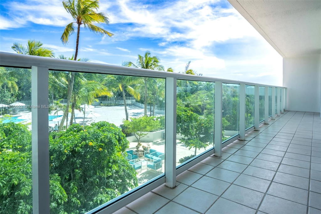 Real estate property located at 100 Bayview Dr #224, Miami-dade, Arlen House East Condo, Sunny Isles Beach, FL