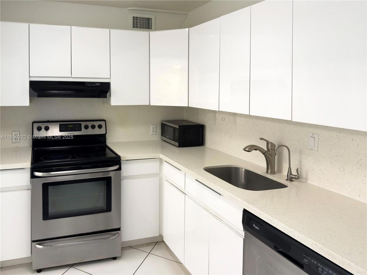 Real estate property located at 100 Bayview Dr #224, Miami-dade, Arlen House East Condo, Sunny Isles Beach, FL