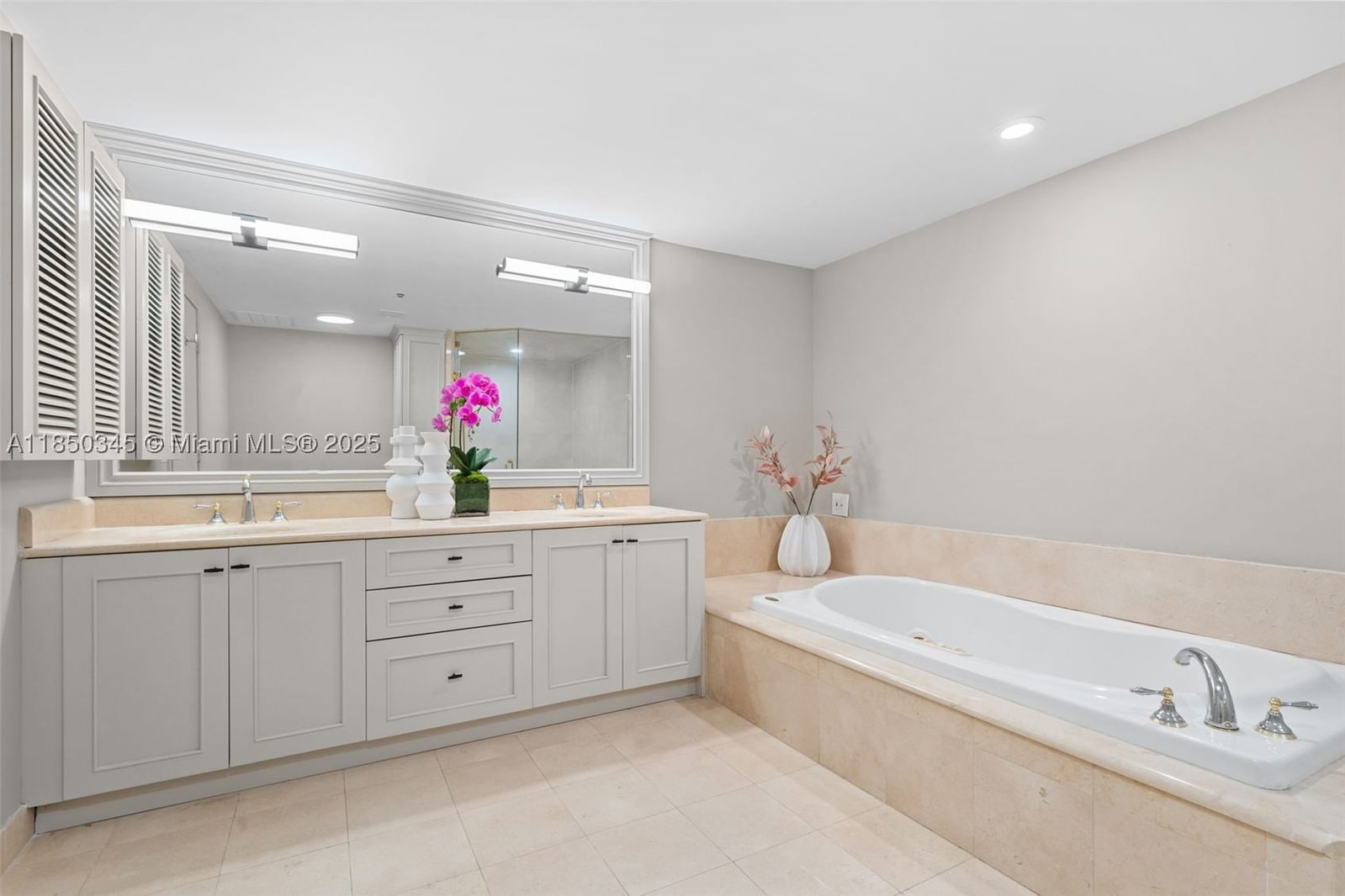 Real estate property located at 2100 Ocean Blvd #18D, Broward, Palms Tower One Condo, Fort Lauderdale, FL