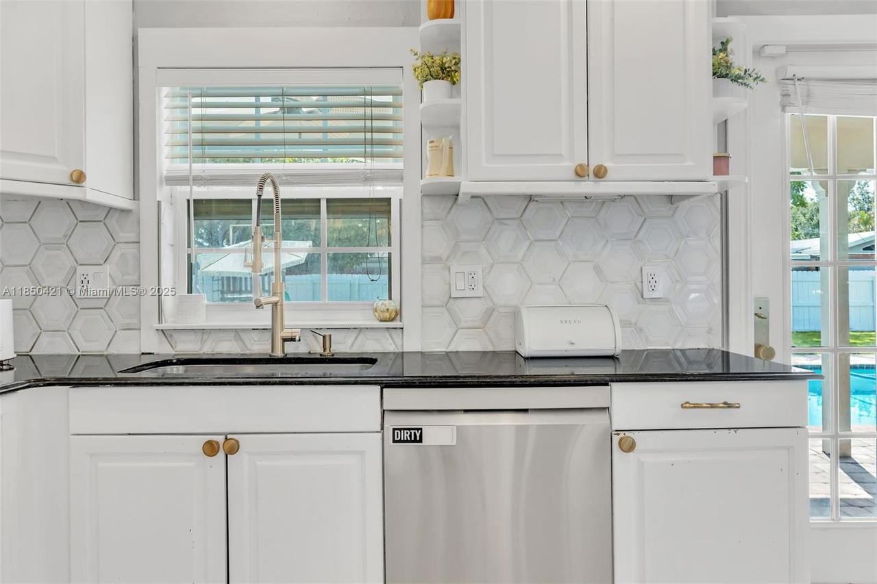 Real estate property located at 2221 43rd Ave, Broward, Hollywood Hills, Hollywood, FL