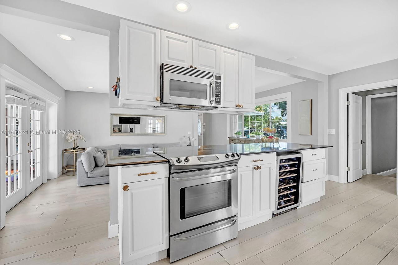 Real estate property located at 2221 43rd Ave, Broward, Hollywood Hills, Hollywood, FL