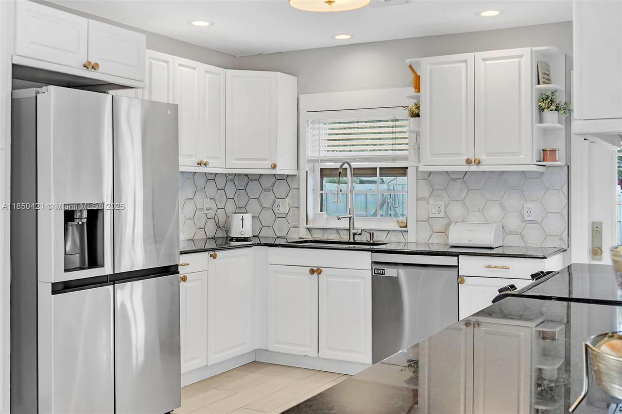 Real estate property located at 2221 43rd Ave, Broward, Hollywood Hills, Hollywood, FL