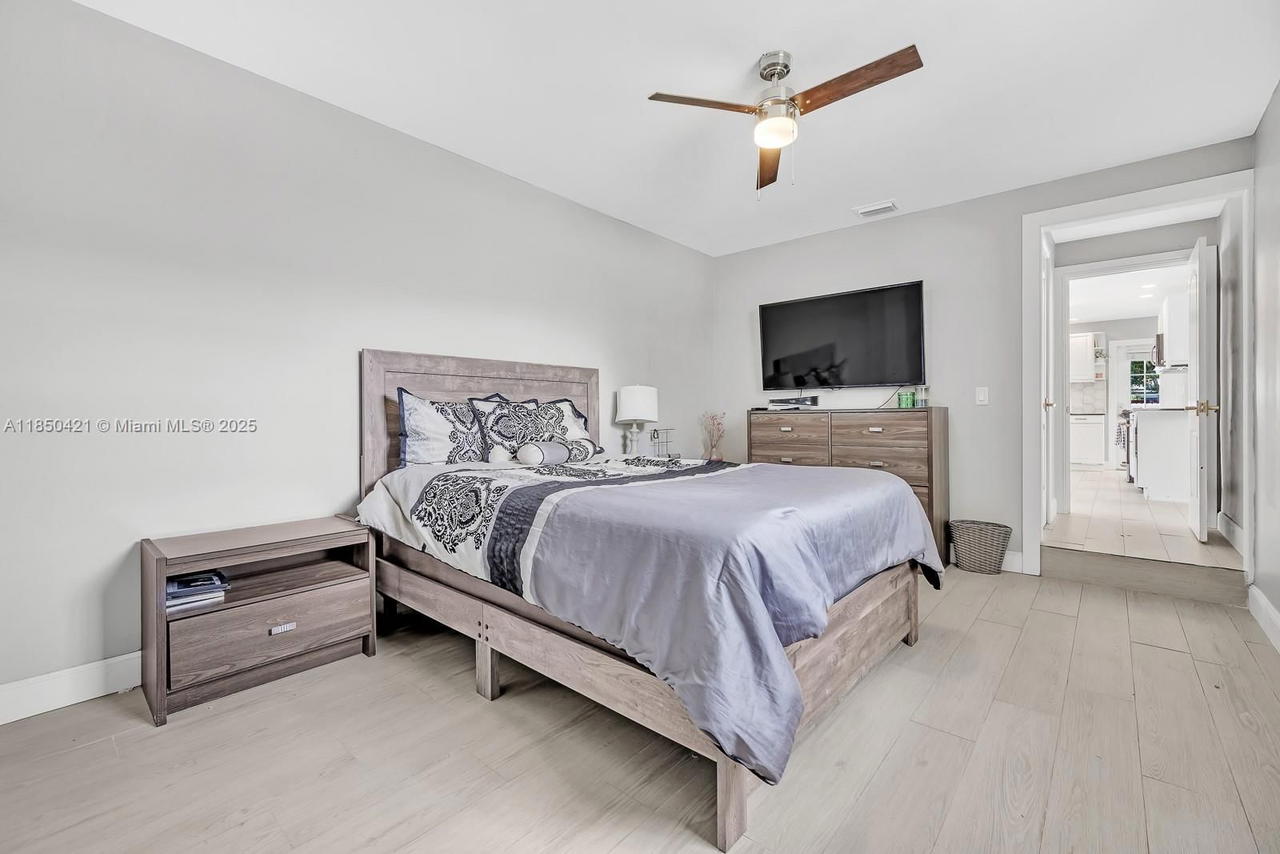Real estate property located at 2221 43rd Ave, Broward, Hollywood Hills, Hollywood, FL