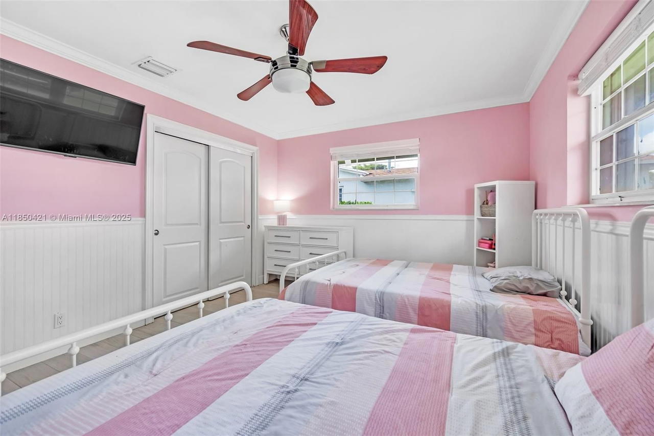 Real estate property located at 2221 43rd Ave, Broward, Hollywood Hills, Hollywood, FL