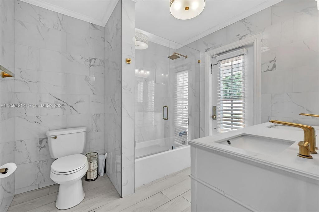 Real estate property located at 2221 43rd Ave, Broward, Hollywood Hills, Hollywood, FL