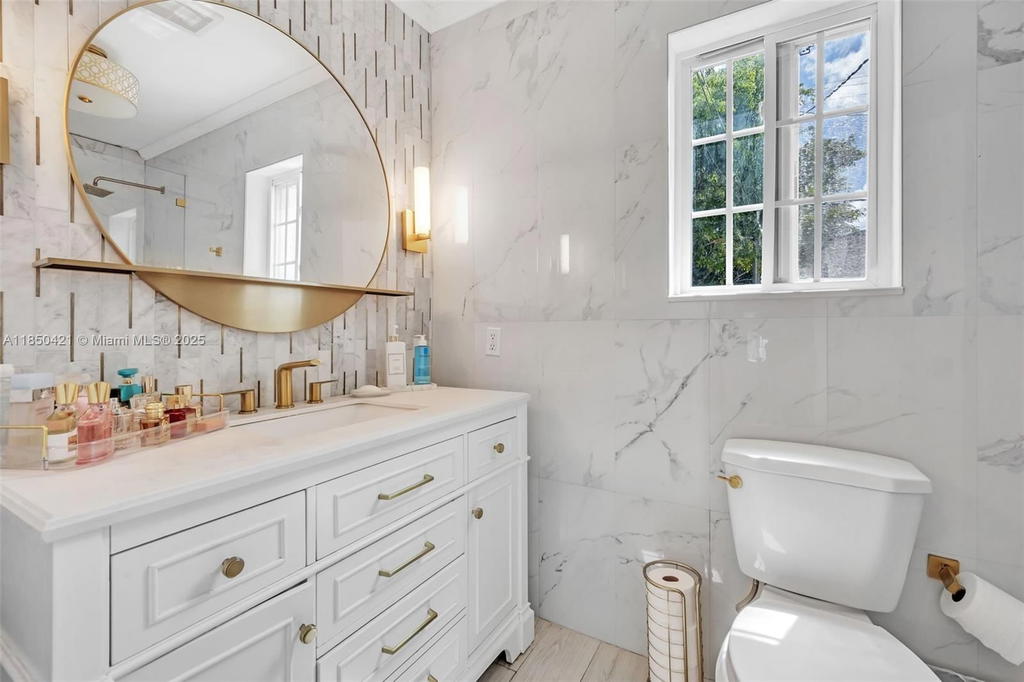 Real estate property located at 2221 43rd Ave, Broward, Hollywood Hills, Hollywood, FL
