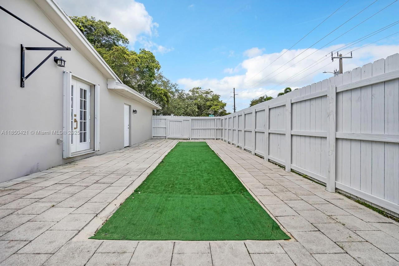 Real estate property located at 2221 43rd Ave, Broward, Hollywood Hills, Hollywood, FL