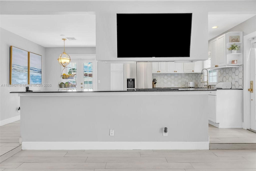 Real estate property located at 2221 43rd Ave, Broward, Hollywood Hills, Hollywood, FL