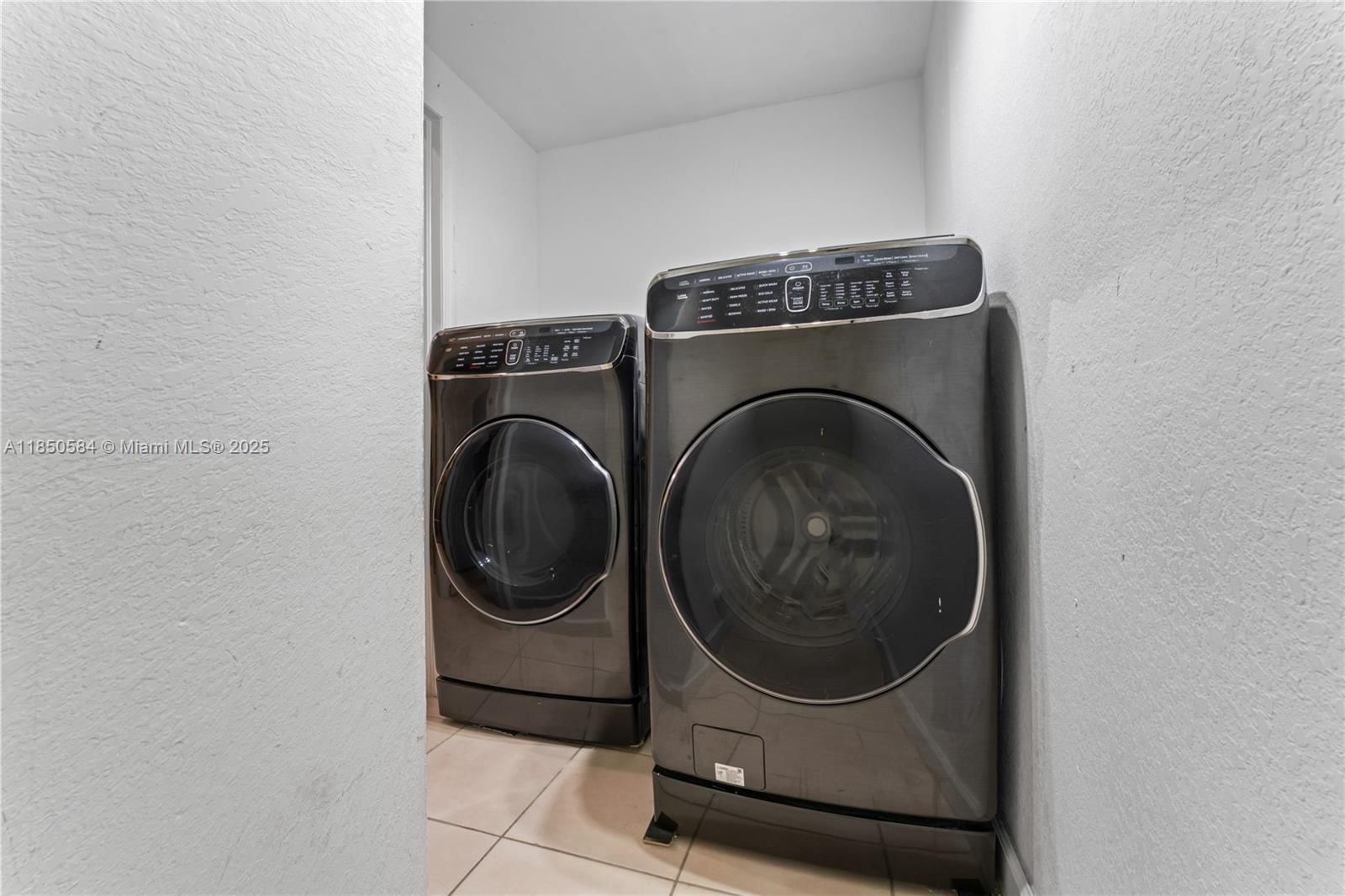 Real estate property located at 14968 8th Ln, Miami-dade, Grand Lakes Phase I, Miami, FL