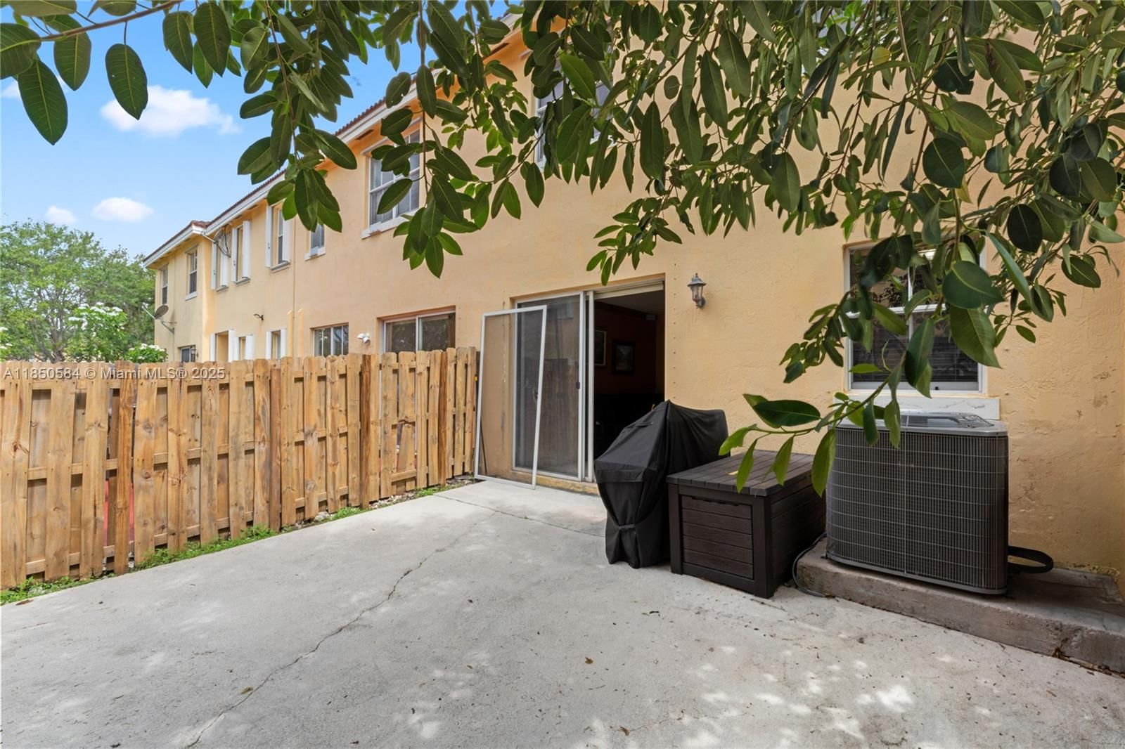 Real estate property located at 14968 8th Ln, Miami-dade, Grand Lakes Phase I, Miami, FL