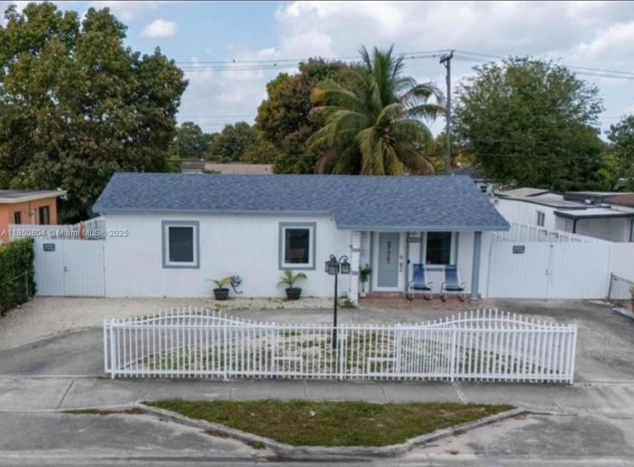 Real estate property located at 3880 10th Ave, Miami-dade, Linden Gardens, Hialeah, FL