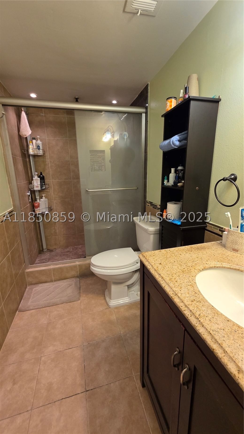 Real estate property located at 901 Hillcrest Dr #215, Broward, Hillcrest East No 19 Cond, Hollywood, FL
