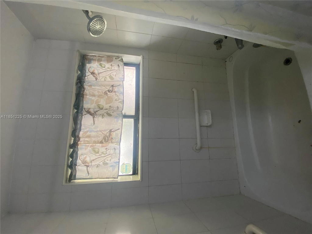 Real estate property located at 14902 65th Ter, Miami-dade, Westwind Lakes Sec 2, Miami, FL