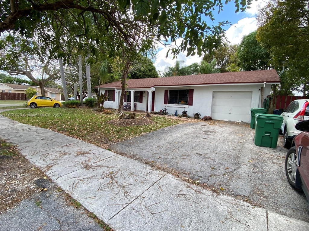 Real estate property located at 14902 65th Ter, Miami-dade, Westwind Lakes Sec 2, Miami, FL