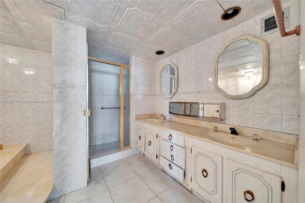 Real estate property located at 1833 Ocean Dr #511, Broward, Plaza Towers North Condo, Hallandale Beach, FL