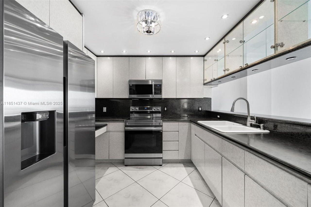 Real estate property located at 427 Golden Isles Dr #12D, Broward, Golden Horn South Condo, Hallandale Beach, FL