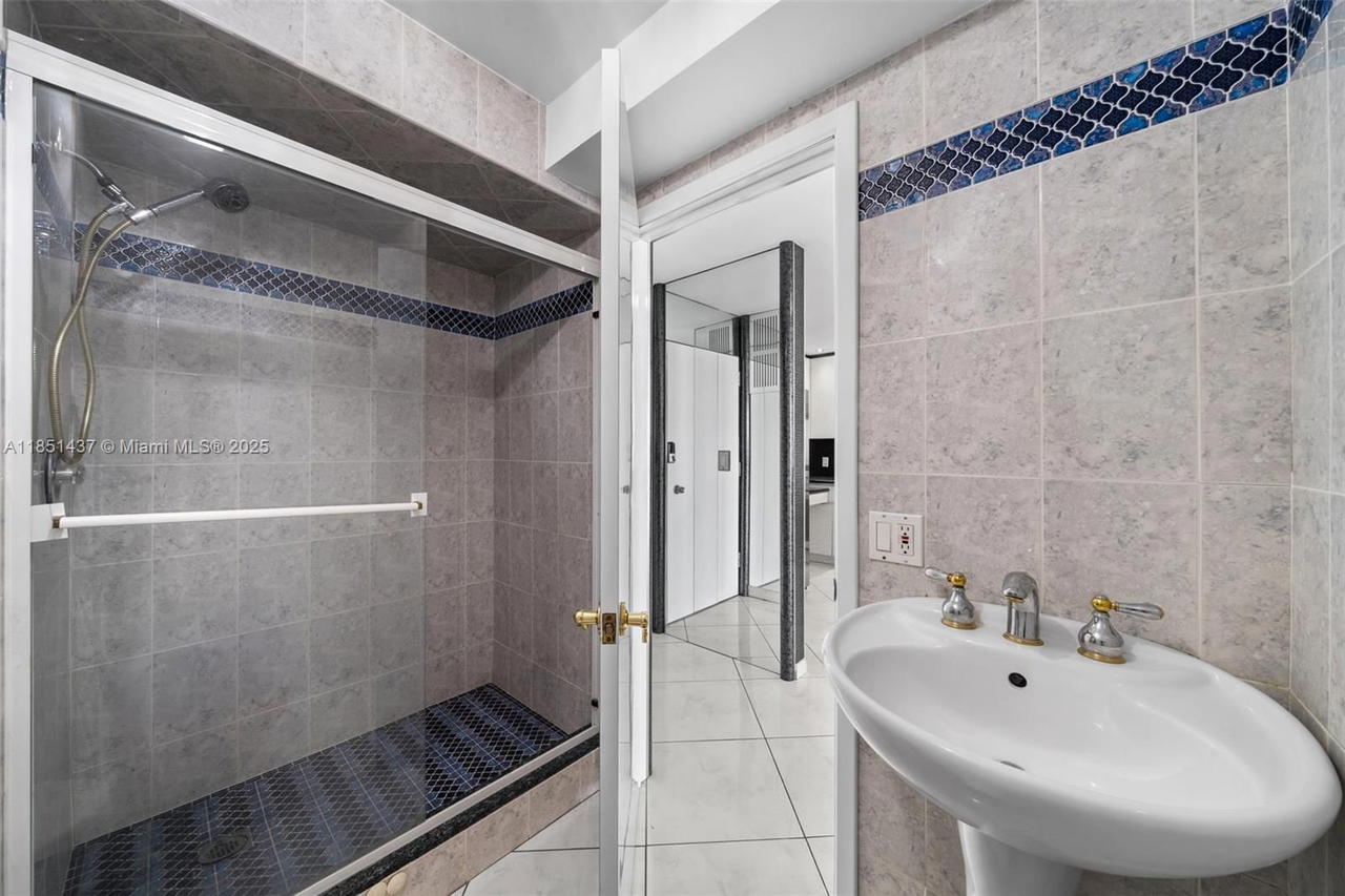 Real estate property located at 427 Golden Isles Dr #12D, Broward, Golden Horn South Condo, Hallandale Beach, FL