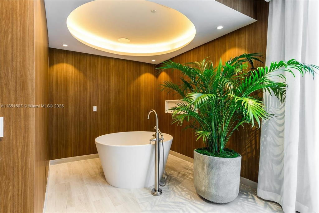 Real estate property located at 2831 Bayshore Dr #2204, Miami-dade, Club Residences At Park G, Miami, FL