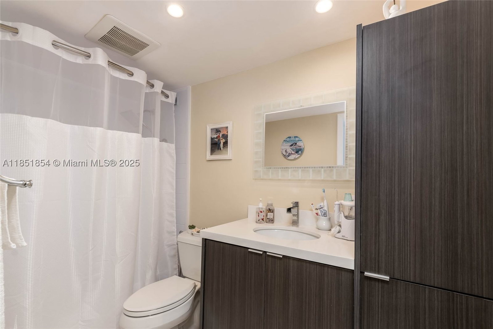 Real estate property located at 581 Blue Heron Dr #301-B, Broward, Paradise Villas Condo, Hallandale Beach, FL