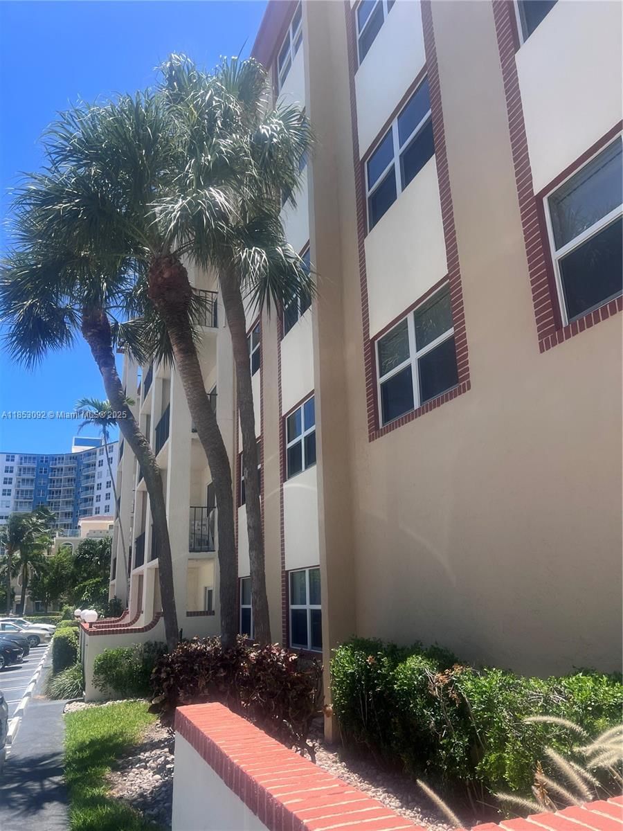Real estate property located at 400 Riverside Dr #106, Broward, Lado Del Rio Condo, Pompano Beach, FL