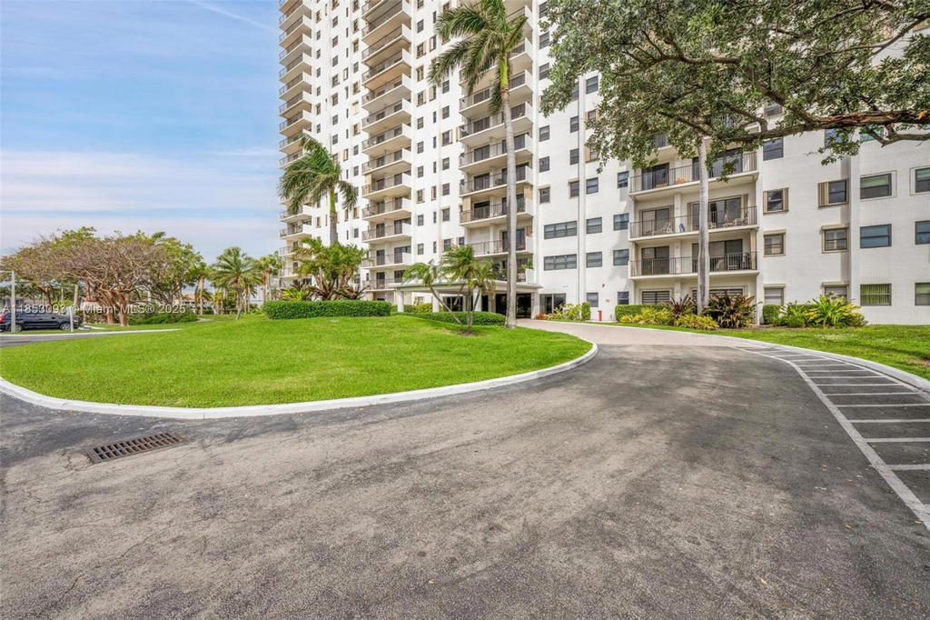 Real estate property located at 1201 Ocean Dr #1904S, Broward, Summit Condo, Hollywood, FL