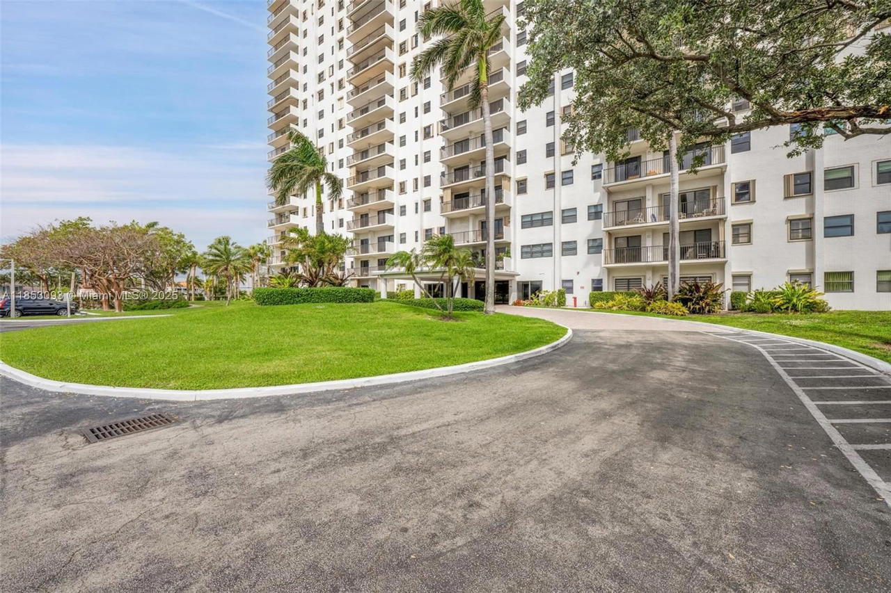 Real estate property located at 1201 Ocean Dr #1904S, Broward, Summit Condo, Hollywood, FL
