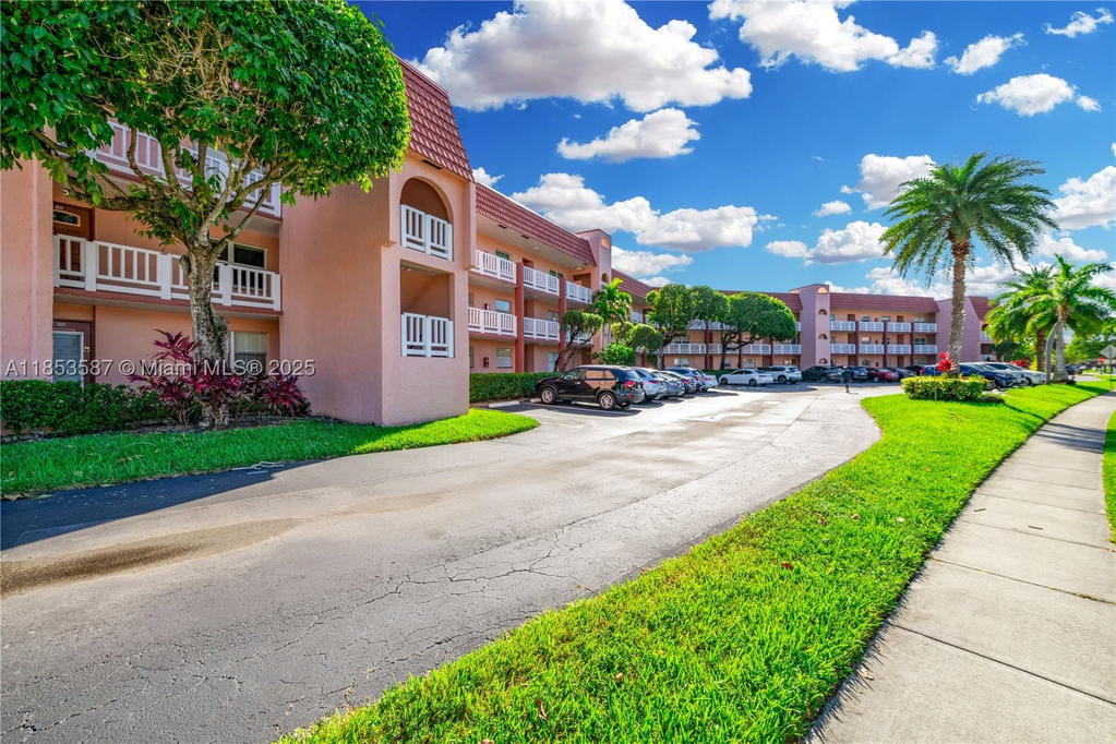 Real estate property located at 9461 Sunrise Lakes Blvd #207, Broward, Sunrise Lakes 134 Condo, Sunrise, FL