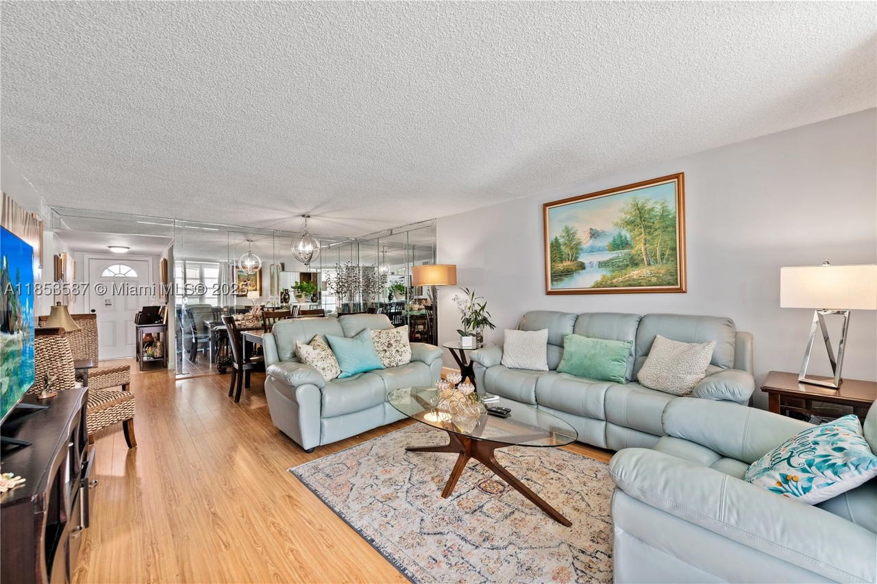 Real estate property located at 9461 Sunrise Lakes Blvd #207, Broward, Sunrise Lakes 134 Condo, Sunrise, FL