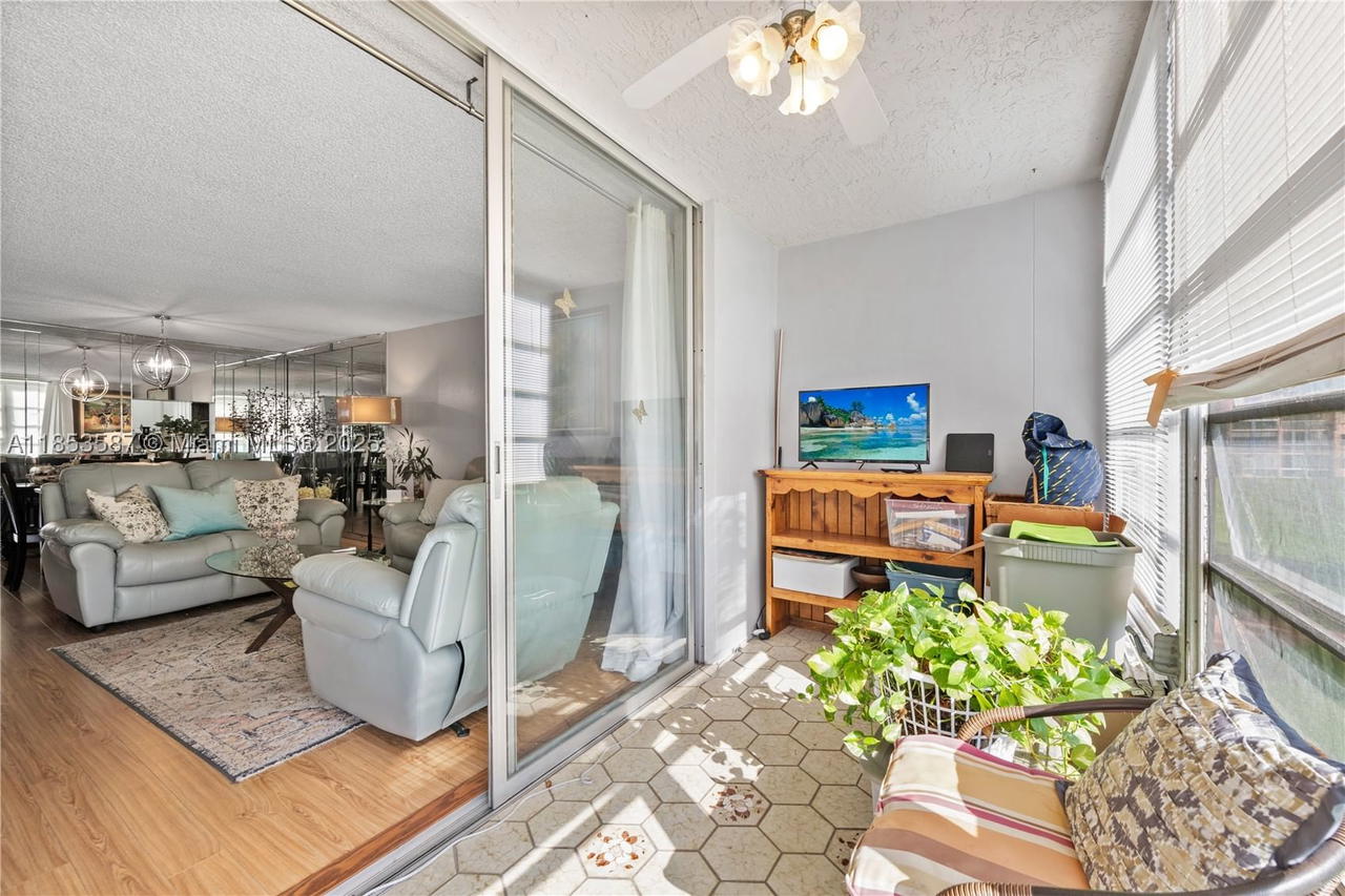 Real estate property located at 9461 Sunrise Lakes Blvd #207, Broward, Sunrise Lakes 134 Condo, Sunrise, FL
