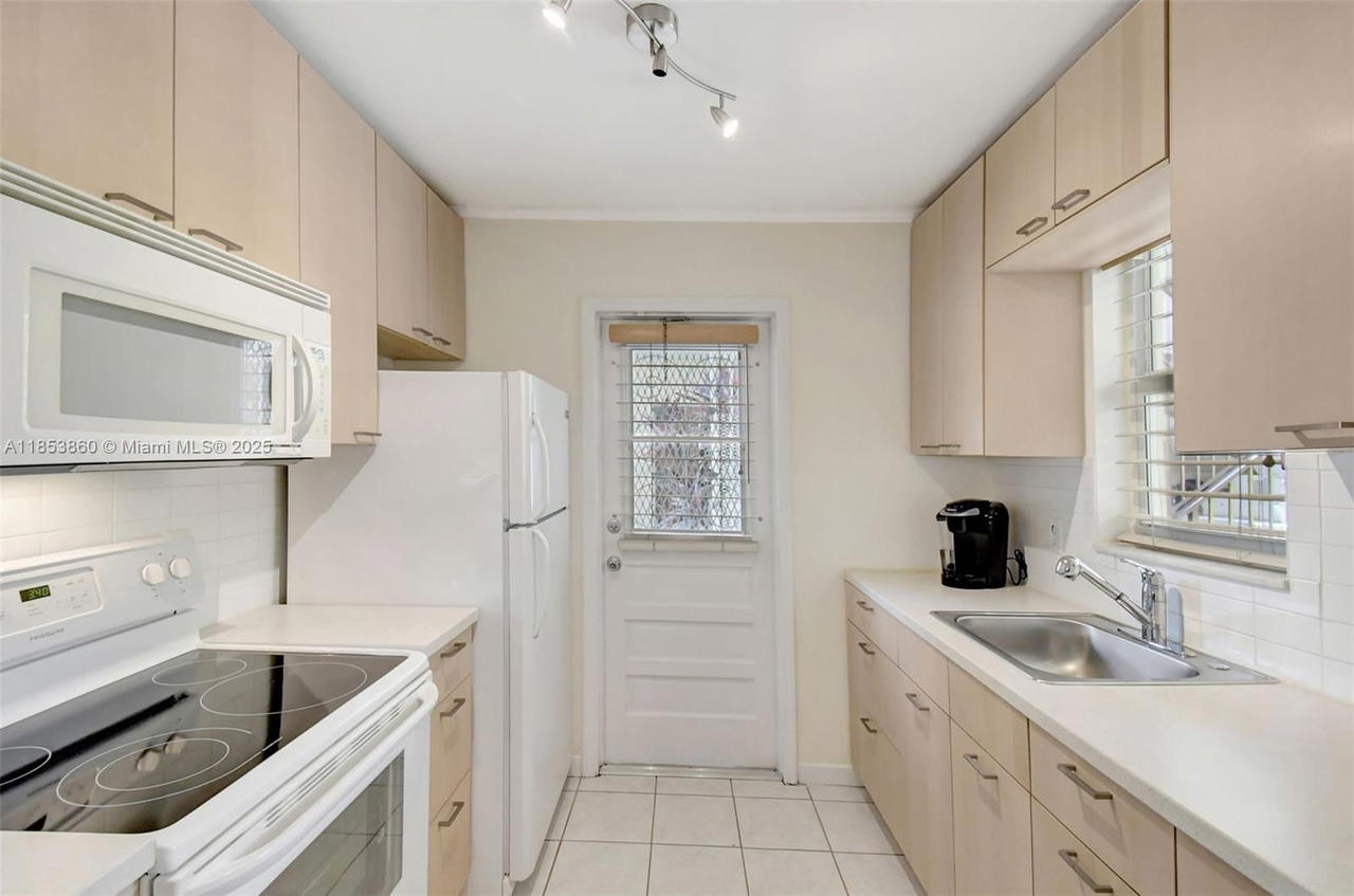 Real estate property located at 415 2nd St #124, Broward, Star Paradise Condo, Hallandale Beach, FL