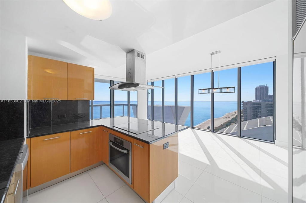 Real estate property located at 6899 Collins Ave #2108, Miami-dade, North Carillon Beach Cond, Miami Beach, FL