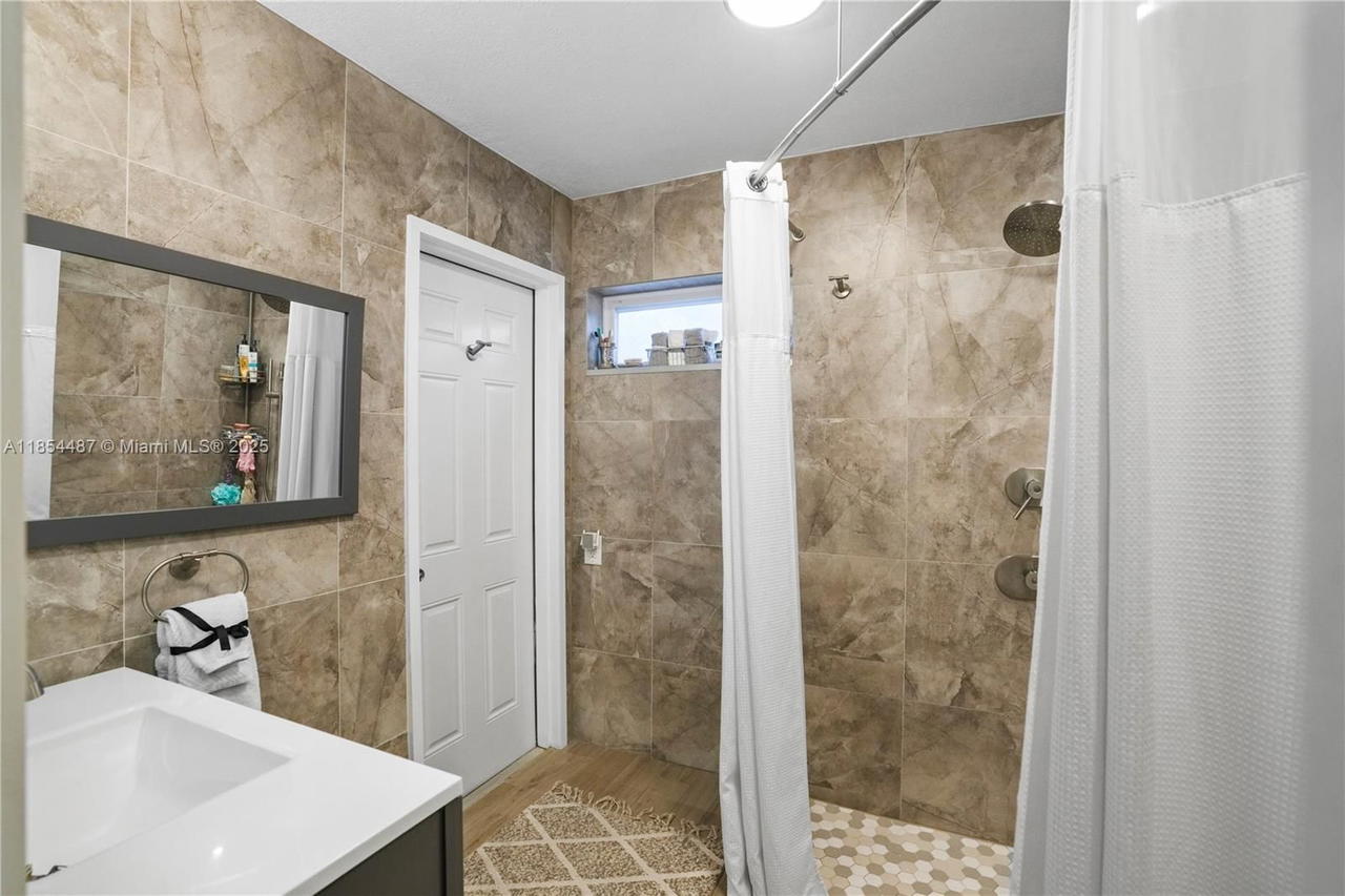 Real estate property located at 4301 45th Ave, Broward, Oakland Estates 1st Sec, Lauderdale Lakes, FL