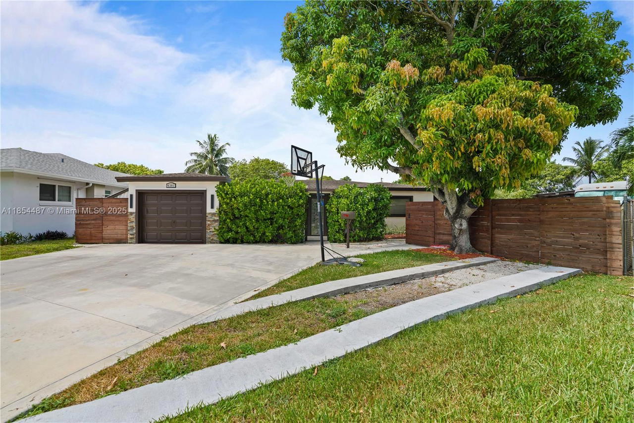 Real estate property located at 4301 45th Ave, Broward, Oakland Estates 1st Sec, Lauderdale Lakes, FL