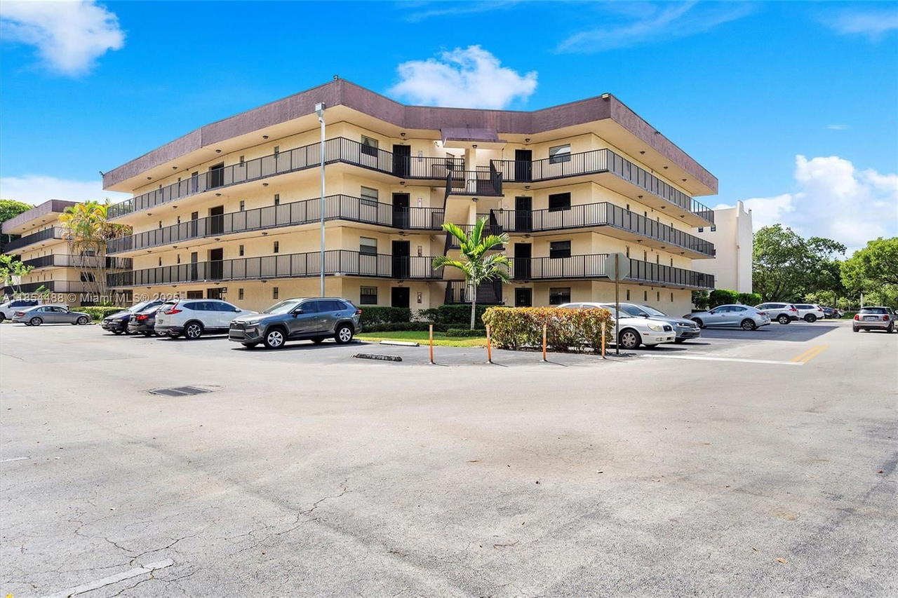 Real estate property located at 6855 Broward Blvd #405, Broward, Plantation Club B Condo, Plantation, FL