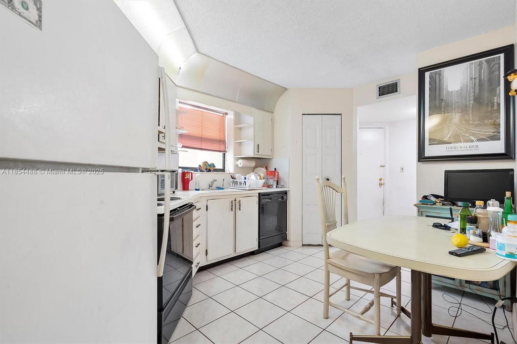 Real estate property located at 6855 Broward Blvd #405, Broward, Plantation Club B Condo, Plantation, FL