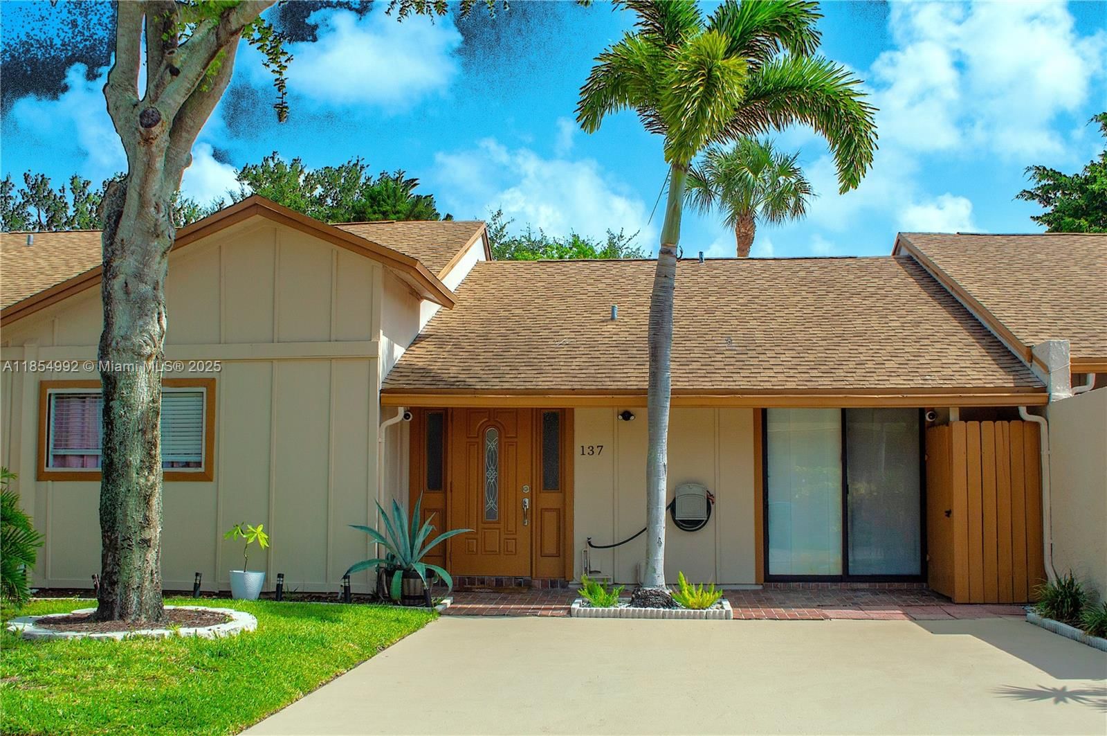 Real estate property located at 2400 19th Ave #137, Palm Beach, Christian Villas 2, Boynton Beach, FL