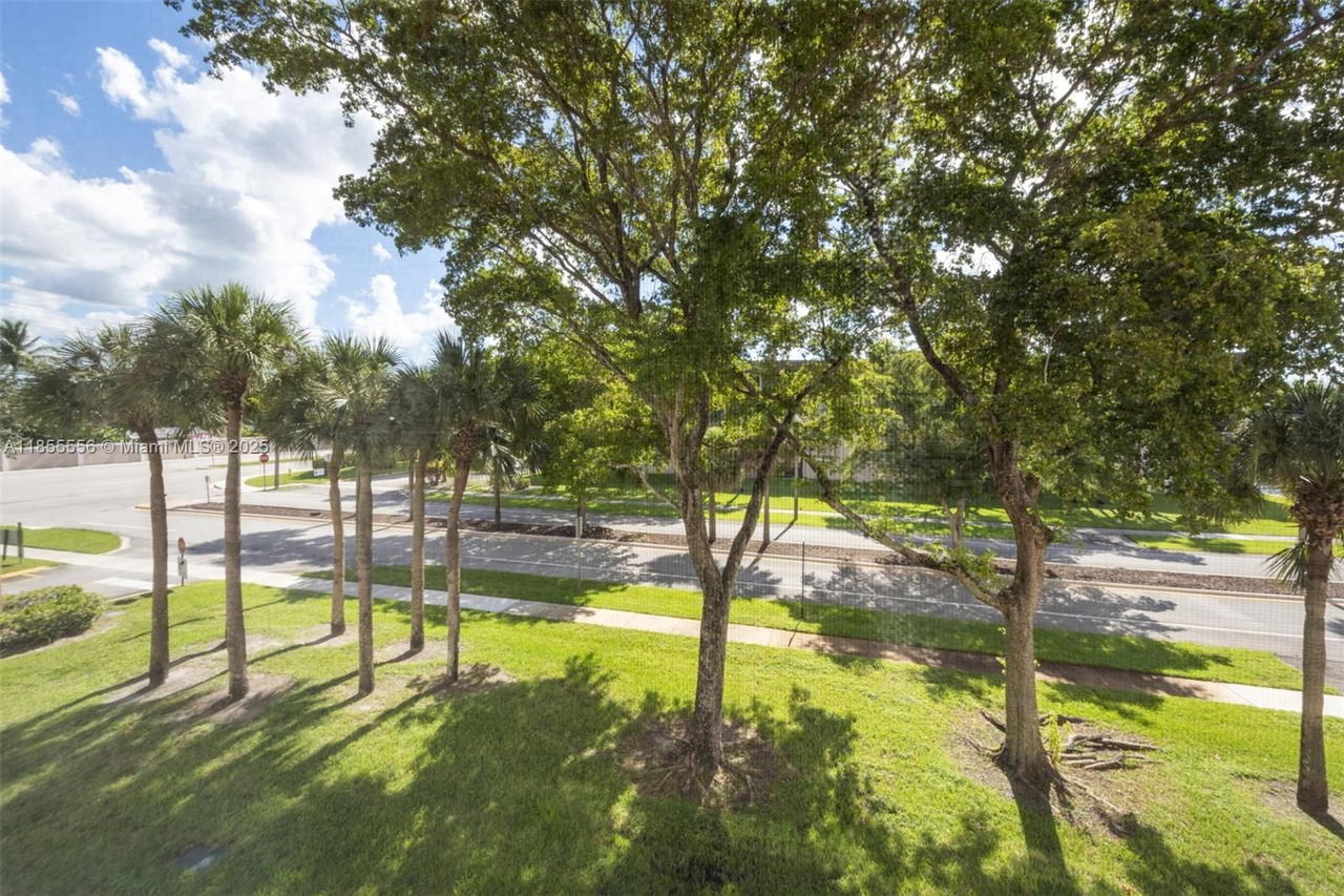 Real estate property located at 4965 Sabal Palm Blvd #303, Broward, Lakes Of Carriage Hills, Tamarac, FL