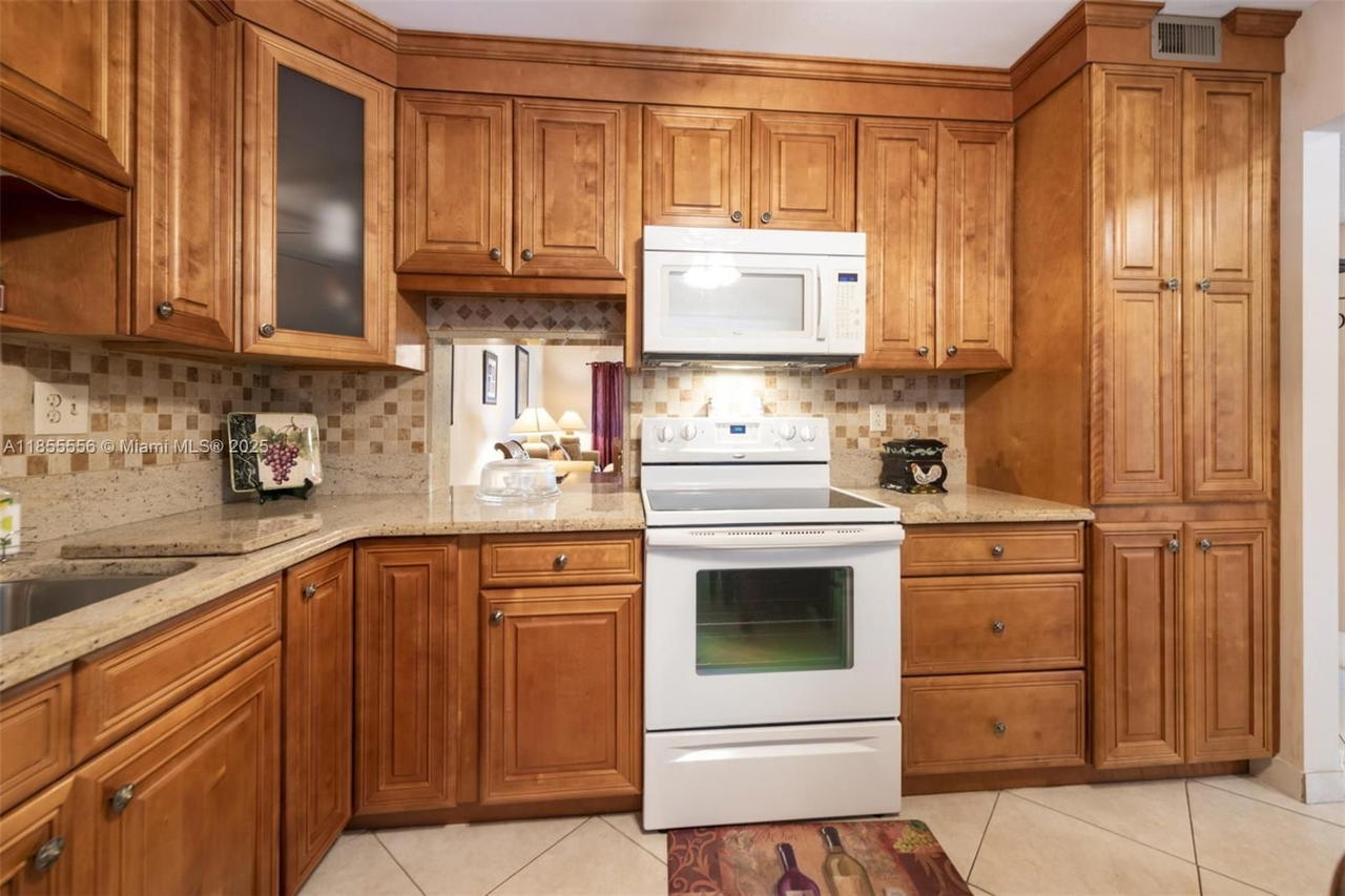 Real estate property located at 4965 Sabal Palm Blvd #303, Broward, Lakes Of Carriage Hills, Tamarac, FL