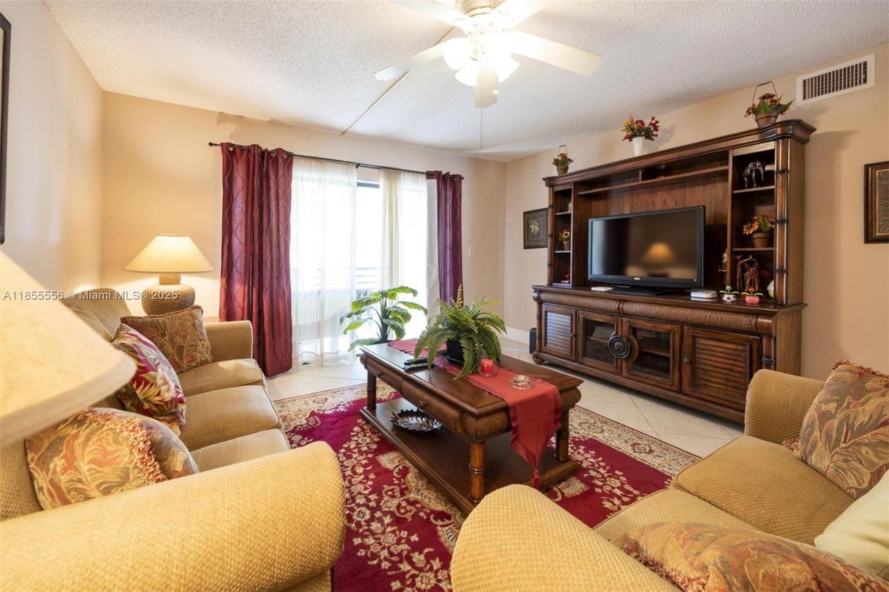 Real estate property located at 4965 Sabal Palm Blvd #303, Broward, Lakes Of Carriage Hills, Tamarac, FL