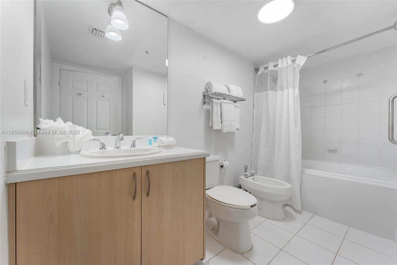 Real estate property located at 2951 Bayshore Dr #506, Miami-dade, The Mutiny Condo, Miami, FL