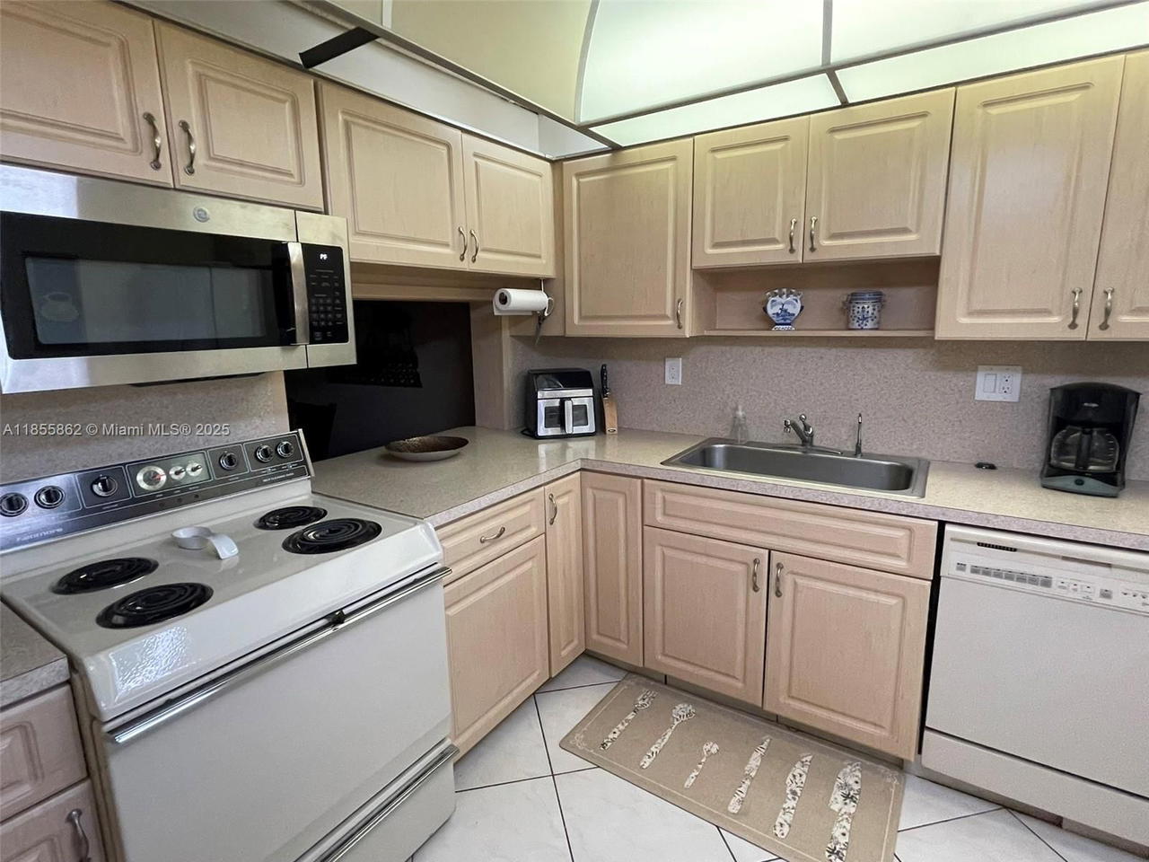 Real estate property located at 4975 Sabal Palm Blvd #208, Broward, Lakes Of Carriage Hills, Tamarac, FL