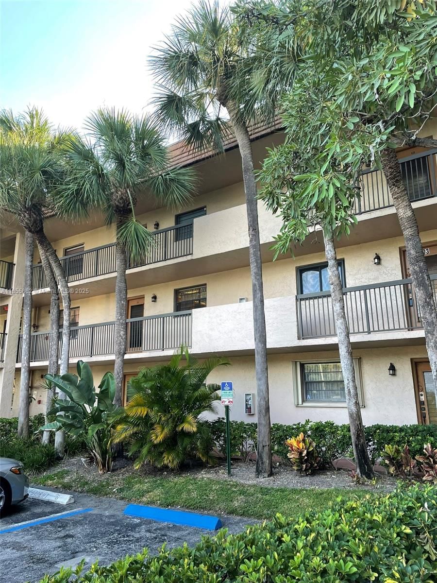 Real estate property located at 4975 Sabal Palm Blvd #208, Broward, Lakes Of Carriage Hills, Tamarac, FL