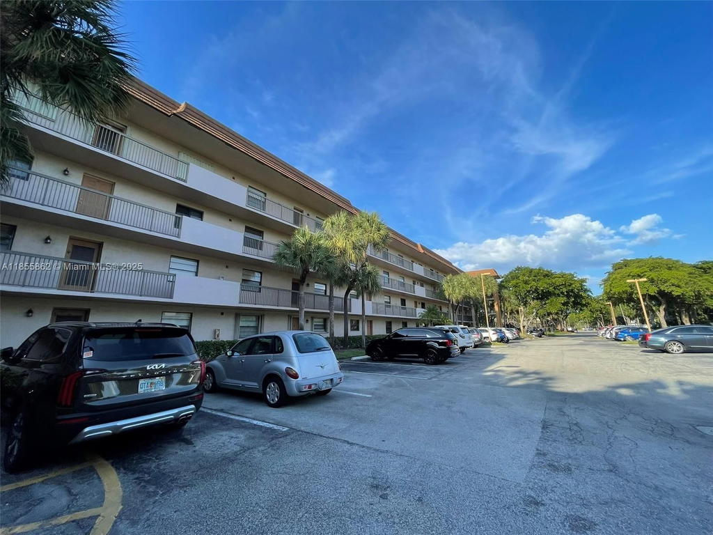Real estate property located at 4975 Sabal Palm Blvd #208, Broward, Lakes Of Carriage Hills, Tamarac, FL